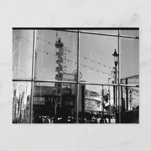 Cartão Postal Reflexão da janela de Sandcastle B/W (Frente)