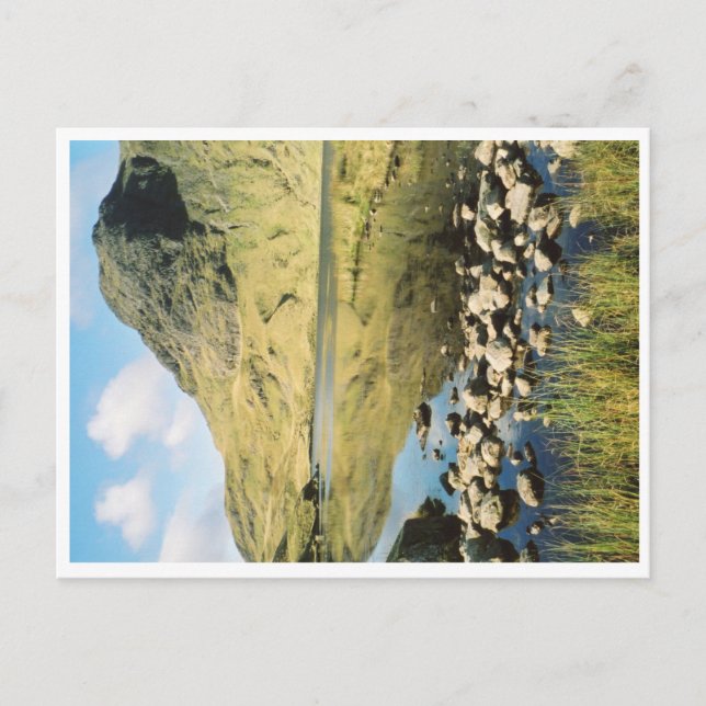 Cartão Postal Reflexões de Verão de Stickle Tarn, Distrito de La (Frente)