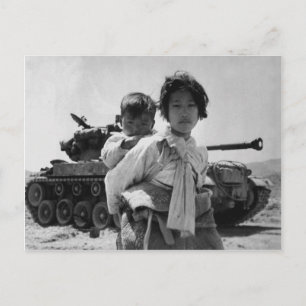 Cartão Postal Refugiado da Guerra da Coreia com Bebê