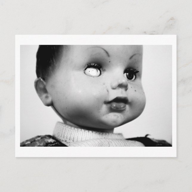 Cartão Postal Retrato de Boneca - Um olho (Frente)