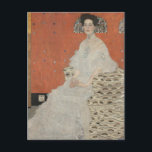 Cartão Postal Retrato de Fritza Riedler por Gustav Klimt<br><div class="desc">Retrato de Fritza Riedler (1906) por Gustav Klimt é uma pintura de retrato de arte fina do Simbolismo da Era Vitoriana antiga. Fritza Riedler está sentada em uma poltrona decorada com motivos em forma de olho dourados e prateados. Os quadrados dourados e prateados se repetem pela parede de fundo. Sobre...</div>
