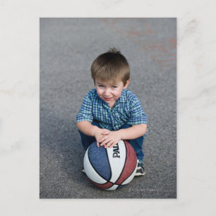 Cartão Postal Retrato de menino com basquete ao ar livre