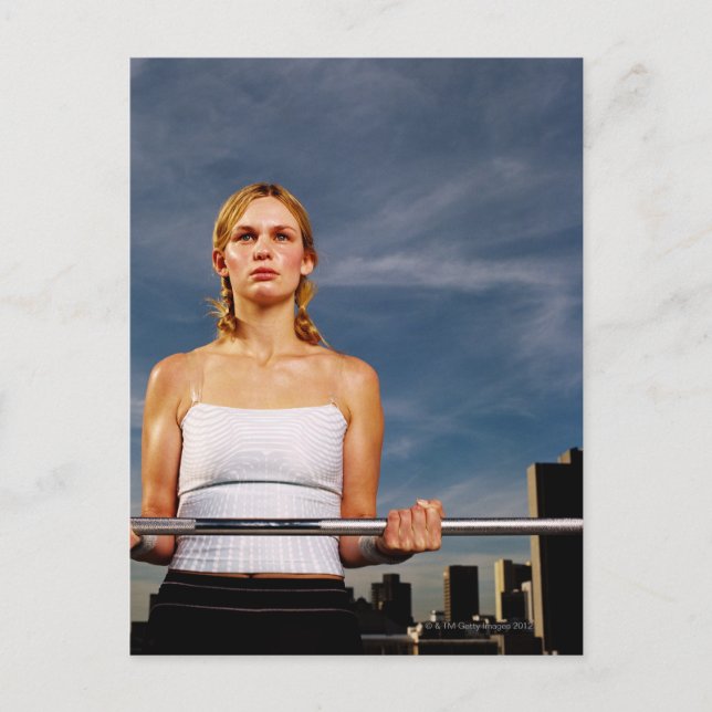 Cartão Postal Retrato de uma jovem mulher carregando um sino (Frente)