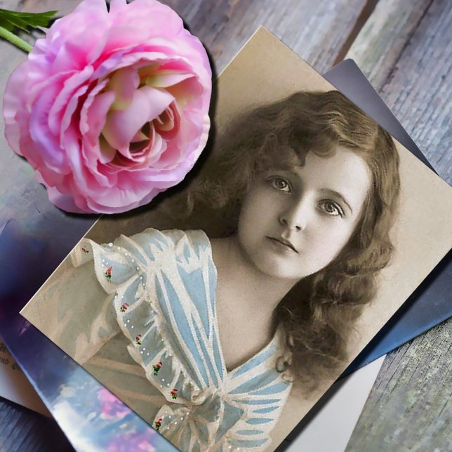 Cartão Postal Retrato Nostálgico - Menina Pensiva (Criador carregado)