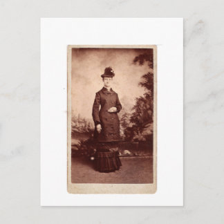 Cartão Postal Retrato Vintage de Lady no Chapéu e Vestido dos an