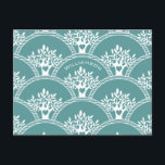 Cartão Postal Reunião de Árvore da Família Moderna<br><div class="desc">É hora de começar a organizar uma reunião de família. Maravilhoso padrão moderno de árvore genealógica com seu nome familiar. O convite perfeito para um piquenique de sorte no verão ou reunião familiar a qualquer hora. É excelente tempo de juntar o clã e reconectar e celebrar seu ancestral.</div>