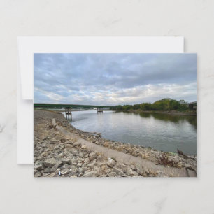 Cartão Postal Rio e ponte num dia nublado dizendo "Olá"