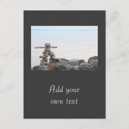 Cartão Postal Rock stacking art perto da praia. Foto de Hao zhan
