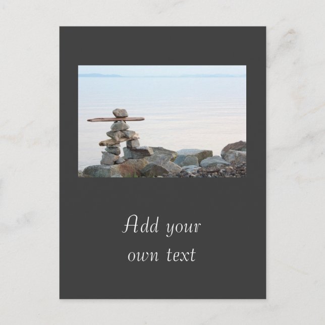 Cartão Postal Rock stacking art perto da praia. Foto de Hao zhan (Frente)