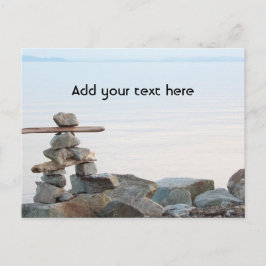 Cartão Postal Rock stacking art perto da praia. Foto de Hao zhan