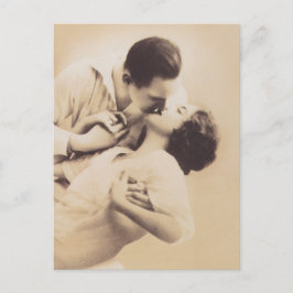 Cartão Postal Romantic Love Couple Kissing vintage illustration