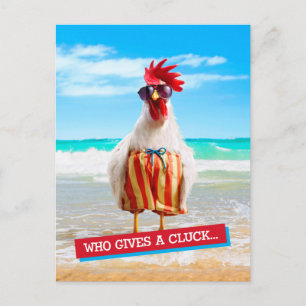 Cartão Postal Rooster Dude Chillin' em Beach em Natações Trunks
