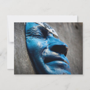 Cartão Postal Rosto Azul de Paris: Street Art em Detalhe