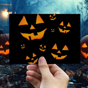 Cartão Postal Rostos de Abóbora Iluminados Design de Halloween