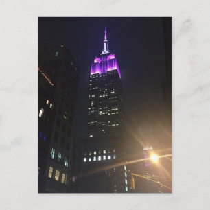 Cartão Postal Roxo Empire State Construindo arranha-céu noturno