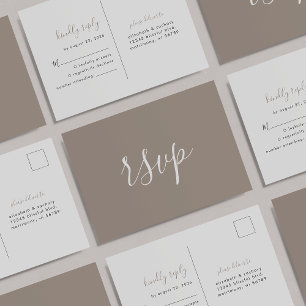 Cartão Postal RSVP de Casamento de Taupe de Script Minimalista M