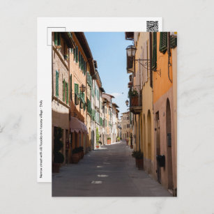 Cartão Postal Rua estreita com fachadas antigas na vila da Tosca
