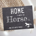 Cartão Postal Rustic, movemos o anúncio de movimento de animais<br><div class="desc">Em casa é onde o cavalo está... e o cavalo se moveu! Deixe o seu melhor amigo anunciar sua jogada com este cartão de anúncio de cavalo giro e engraçado em um design de slate de chalkboard rústico. Personalize as costas com nomes e seu novo endereço. Este anúncio comovente é...</div>