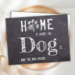 Cartão Postal Rustic, movemos o Cachorro movendo o Cartaz de Anú<br><div class="desc">Em casa é onde o cão está... e o cão se mexeu! Deixe seu melhor amigo anunciar sua jogada com este cartão de anúncio giro e engraçado de cachorro em um design de slate de chalkboard rústico. Personalize as costas com nomes e seu novo endereço. Este anúncio em movimento é...</div>