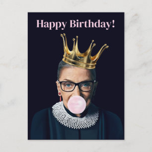 Cartão Postal Ruth Ginsburg coroa rosa chiclete Feliz aniversári