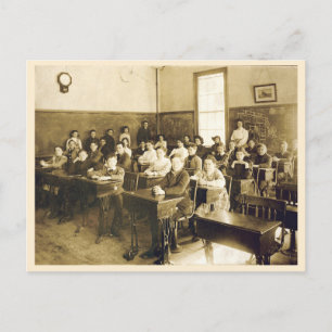 Cartão Postal Sala de aulas de Vintage com estudantes em mesas