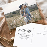 Cartão Postal Salve o Data Boho Minimalista Photo Modern<br><div class="desc">Capture a essência da sua história de amor com o nosso Cartão-postal Minimalista de Foto para Salvar o Data Boho. Este postal é uma fusão de minimalismo contemporâneo e charme boêmico, fazer a escolha perfeita para anunciar seu próximo casamento. Apresentando sua querida foto de noivado, este cartão-postal se torna uma...</div>
