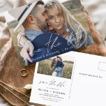 Cartão Postal Salve o Data Boho Minimalista Photo Modern<br><div class="desc">Capture a essência da sua história de amor com o nosso Cartão-postal Minimalista de Foto para Salvar o Data Boho. Este postal é uma fusão de minimalismo contemporâneo e charme boêmico, fazer a escolha perfeita para anunciar seu próximo casamento. Apresentando sua querida foto de noivado, este cartão-postal se torna uma...</div>