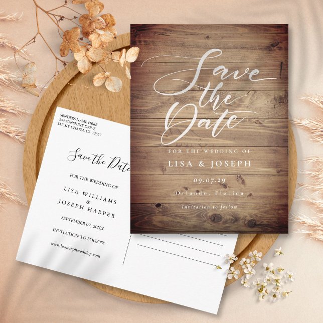 Cartão Postal Salve o Dia em Madeira Rústica Country Script (Rustic Wood Country Script Save the Date Postcard)