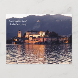 Cartão Postal San Giulio Island, Lake Orta, Itália, no crepúscul