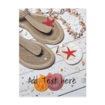 Sandálias, conchas e Starfish na praia