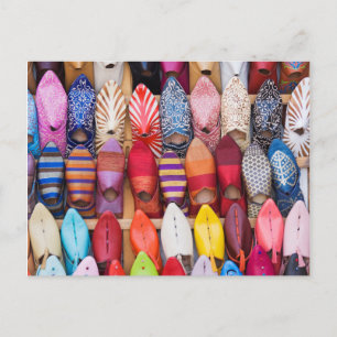 Cartão Postal Sapatos expostos em uma loja nos souks