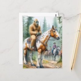 Cartão Postal Sasquatch cavalga um cavalo numa pista