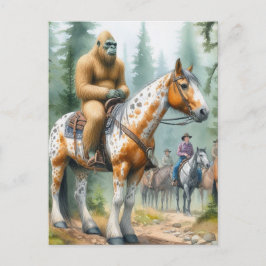 Cartão Postal Sasquatch cavalga um cavalo numa pista