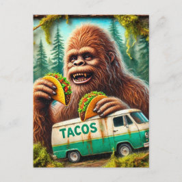 Cartão Postal Sasquatch na floresta musgosa com tacos