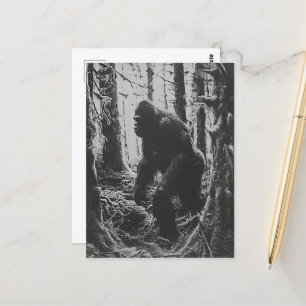 Cartão Postal Sasquatch na floresta preto e branco