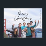 Cartão Postal Saudação Moderna, Feliz Foto da Família de Natal<br><div class="desc">Feliz Natal. Comemore a temporada com este cartão postal da família Ele é totalmente personalizável e personalizado com suas próprias mensagens de saudação. Adicione seu endereço de devolução para facilitar a correspondência. É simples, fácil, mas moderno minimalista e festivo. Este é o cartão postal perfeito para enviar seus desejos de...</div>