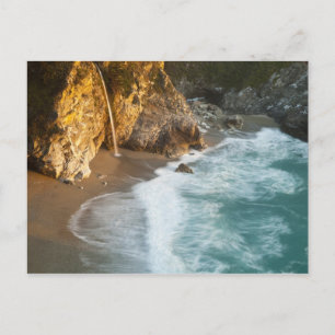 Cartão Postal Scenic McWay Falls tumbles into the beach and