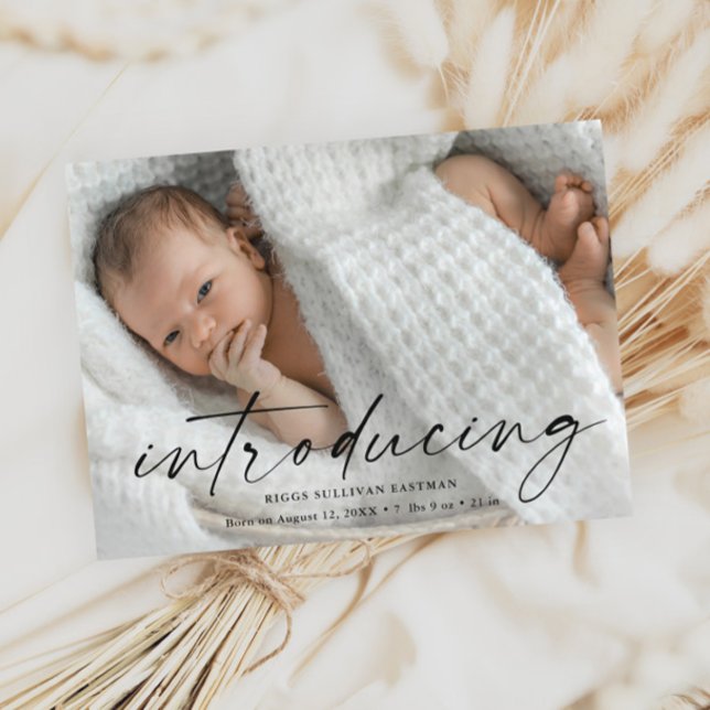 Cartão Postal Script Apresentando Foto do Bebê Obrigado (Modern script introducing baby photo birth announcement thank you postcard.)