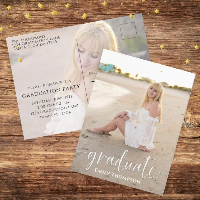 Cartão Postal Script de Na moda de Modelo de Fotografia Elegante (Elegant graduation design with stylish script and refined senior photo layout.)