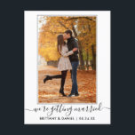 Cartão Postal Script de Tendência Moderna Casando Salve A Data<br><div class="desc">Foto do Casal de Script de Tendy Calliografia Moderna que estamos nos casando Salve o Cartão-Postal de Anúncio do Noivado de Data</div>