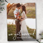 Cartão Postal Script Manuscrito Que Nos Casamos Foto<br><div class="desc">Trendy Modern Manuscrito Manuscrito Nos Casamos Foto Do Anúncio De Casamento</div>