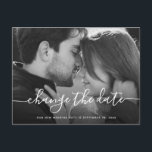 Cartão Postal Script Simples | Foto de casamento Alterar a data<br><div class="desc">Esse casamento maravilhoso muda a data dos cartões postais,  com um roteiro simples e branco,  sobre sua foto pessoal favorita. Perfeito em anunciar que você tem que adiar ou remarcar seu casamento.</div>