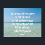 Cartão Postal Seja forte, Bíblia inspiracional, Verse Beach<br><div class="desc">Seja forte e corajoso. Não tenha medo. Não desanime. Pelo Senhor,  seu Deus estará com você aonde quer que você vá. Um belo verso bíblia motivacional Joshua 1:9 escrito através de uma fotografia pacífica do oceano. Envie força e encorajamento a alguém com este cartão-postal inspirador.</div>