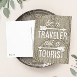Cartão Postal Seja um viajante e não uma citação tipográfica do<br><div class="desc">Seja um viajante,  não um turista. Compartilhe o seu amor pela viagem com o nosso cartão-postal global com a citação em tipografia monolónica branca com duas ilustrações de seta. Fundo é um mapa mundial de tons sépia vintage 1708.</div>