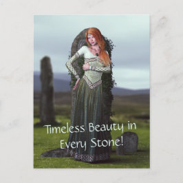Cartão Postal Senhora Céltica em Frente às Pedras Antigas