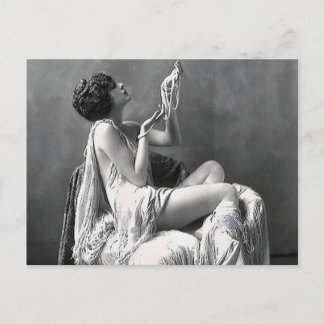 Cartão Postal Senhora com Pérolas