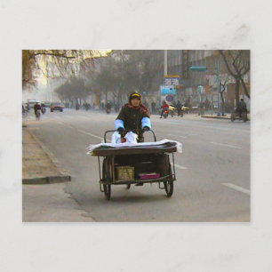 Cartão Postal Senhora entregando mercadorias