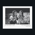 Cartão Postal Sentimos Sua Falta De Foto Personalizada Moderna E<br><div class="desc">Este simples cartão-postal mostra sua foto com o texto - sentimos sua falta. - e o seu nome na tipografia da máquina de escrever. Todo o texto pode ser personalizado para suas preferências.</div>