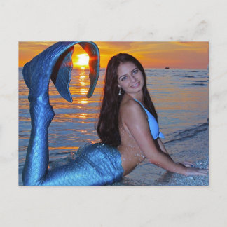 Cartão Postal Sereia se posando na praia no Sunset Postcard