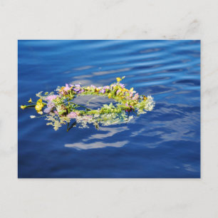 Cartão Postal Serena Coroa de Flores Silvestres Flutuantes em Az